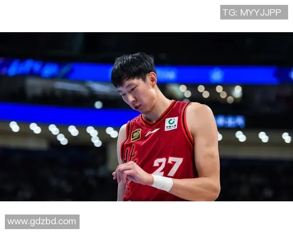 足球明星们如何看待中国篮球巨星周琦的表现与潜力分析